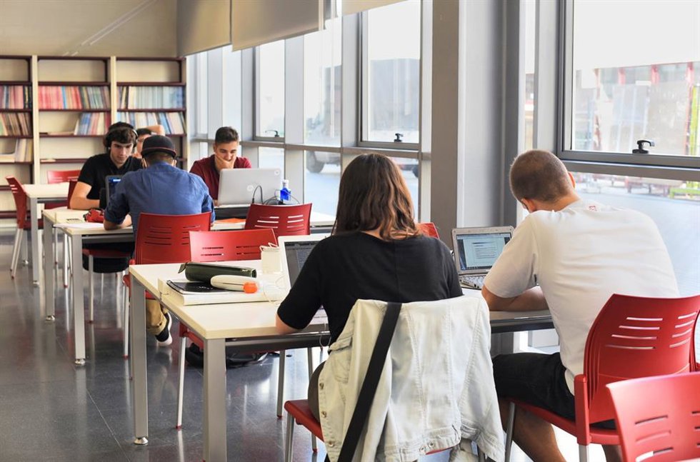 Archivo - Estudiantes en una sala de estudio. Imagen de Archivo