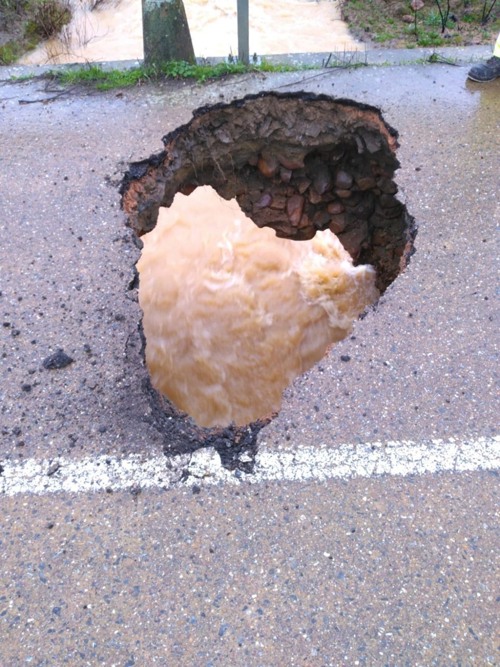 Socavón en la carretera BA-049 provocado por las lluvias.