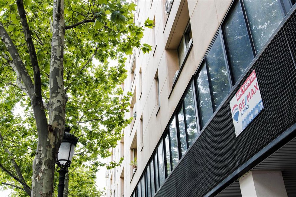 Archivo - Un cartel de 'En venta' de una inmobiliara