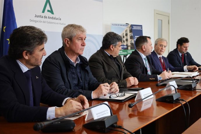 Firma notarial que hace efectiva la permuta para la construcción de 34 viviendas VPO, mediante colaboración público-privada, en el barrio de San Antonio de la capital.