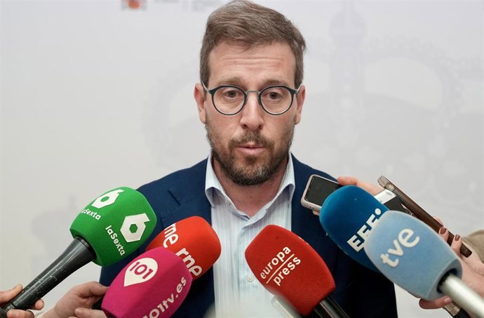 El subdelegado del Gobierno en Sevilla, Francisco Toscano, atiende a los medios de comunicación