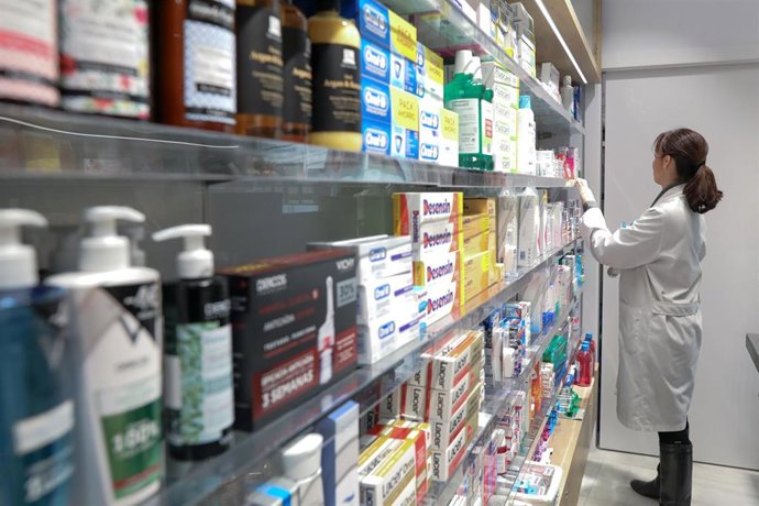 Archivo - Imagen de un estante de una farmacia con medicamentos 