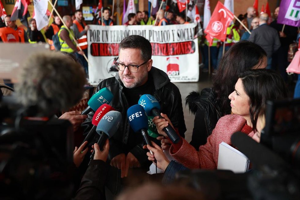 El portavoz de Adelante Andalucía, José Ignacio García,atiende a los medios de comunicación para informar sobre la huelga en los trenes convocada por todos los sindicatos ferroviarios del país. A 9 de febrero de 2026, en Sevilla (Foto de archivo).
