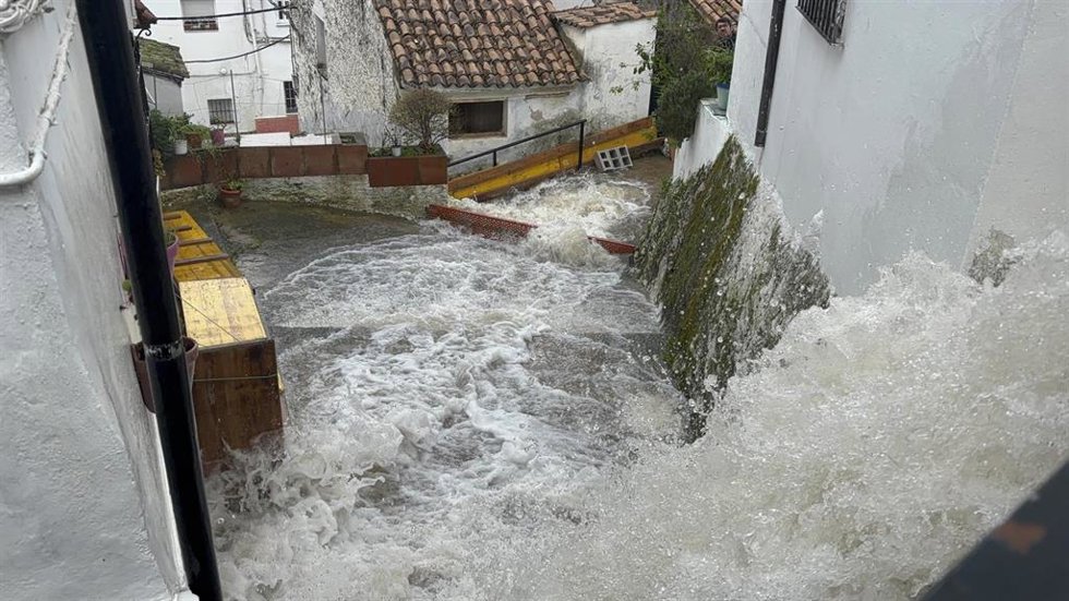 Imagen de este pasado fin de semana, con el agua corriendo por las calles de Ubrique Alto a consecuencia de las últimas lluvias