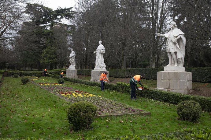 Imagen de labores de operarios municipales en el parque de la Taconera