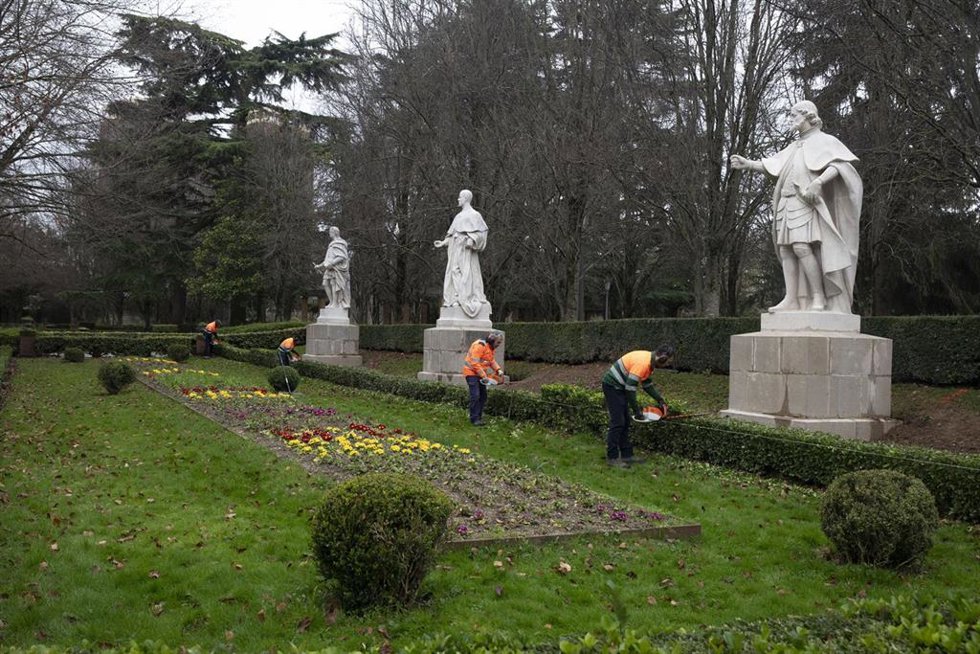Imagen de labores de operarios municipales en el parque de la Taconera