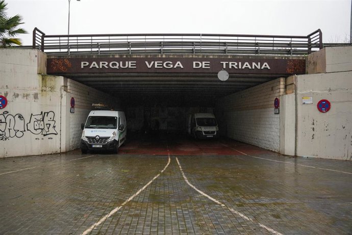 Compuerta del Parque Vega de Triana de Sevilla cerrada por la "eventual crecida" del río Guadalquivir.