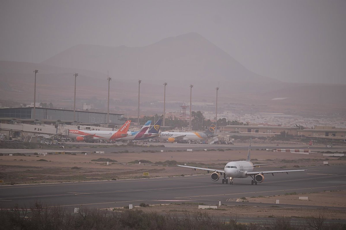 Capellán anuncia la licitación de vuelos semanales a Canarias entre junio y septiembre