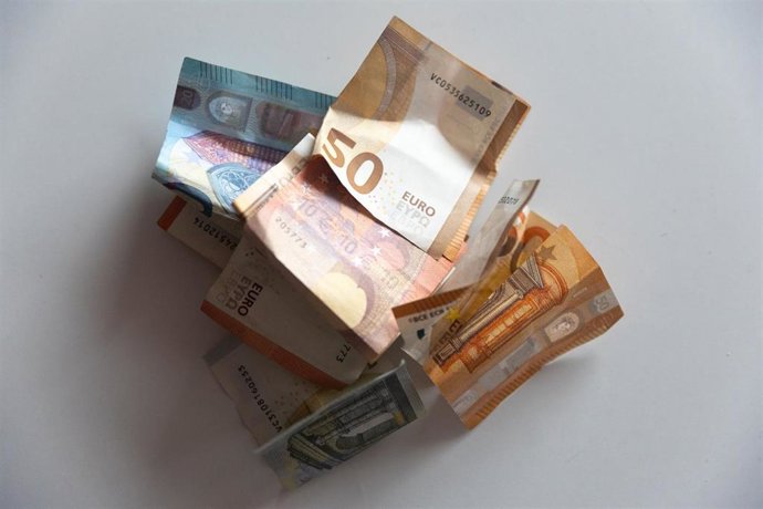 Archivo - Varios billetes en una mesa, a 9 de enero de 2024, en Madrid (España). Durante el 2023, el 65% de la población hizo uso del efectivo para el pago principal de compras en comercios físicos en España, según revela una de las principales conclusion
