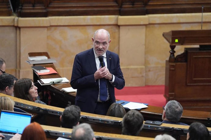 El conseller de Acción Exterior y UE, Jaume Duch, interviene durante una sesión de control al Govern, en el Parlament de Catalunya, a 11 de febrero de 2026, en Barcelona, Catalunya (España). Dalmau vuelve a encabezar al Govern como presidente en funciones