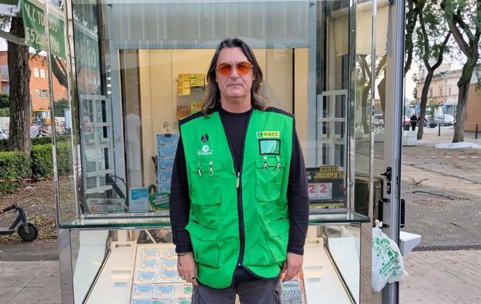 Vendedor de la ONCE frente al Hospital Virgen Macarena de Sevilla