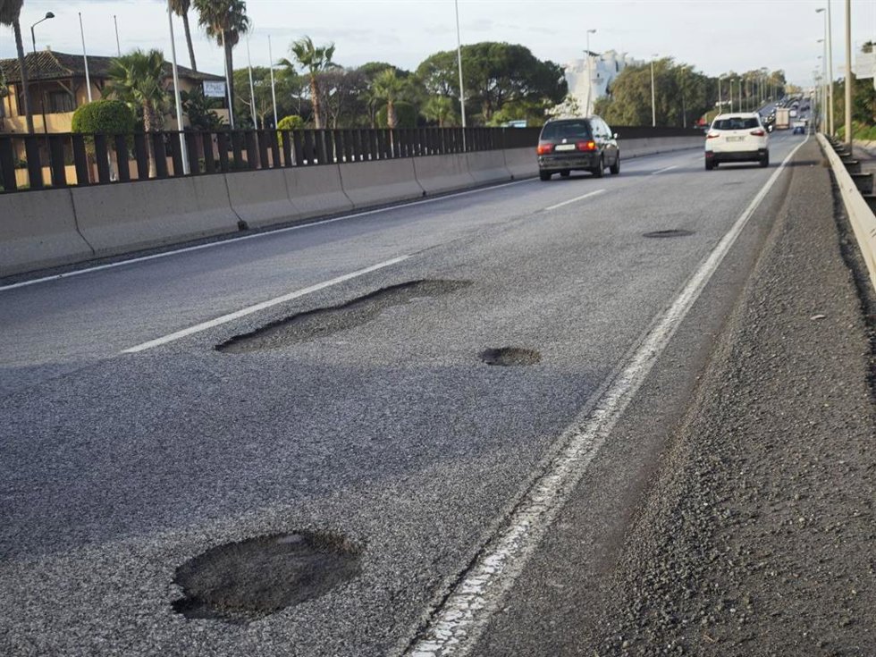 Baches y socavones en A-7 a su paso por Estepona 