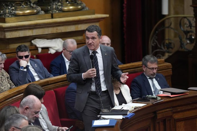 El conseller de Agricultura de la Generalitat, Òscar Ordeig, interviene durante una sesión de control al Govern, en el Parlament de Catalunya, a 11 de febrero de 2026, en Barcelona, Catalunya (España). Dalmau vuelve a encabezar al Govern como presidente e