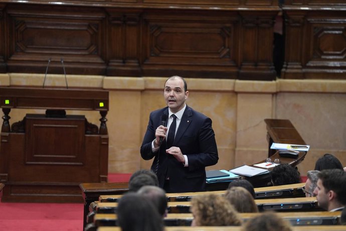 El conseller de Presidència, Albert Dalmau, durant la sessió de control