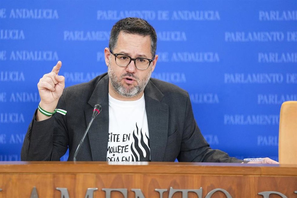 El portavoz del Grupo Mixto-AdelanteAndalucía, José Ignacio García, durante la ronda de ruedas de prensa de portavoces de los grupos parlamentarios en el Parlamento de Andalucía, a 11 de febrero de 2026 en Sevilla (Andalucía, España). Los portavoces de 