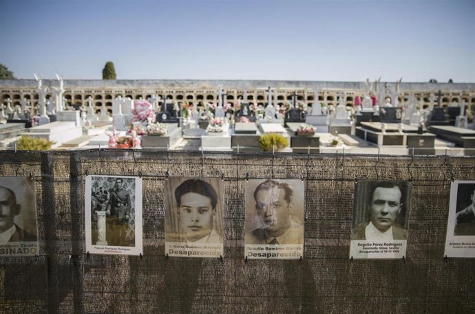 Archivo - Fotografías de desaparecidos y asesinados en la exhumación de la fosa común de Pico Reja, una de las mayores fosas del franquismo, ubicada en el cementerio de San Fernando. En Sevilla (Andalucía, España), a 17 de junio de 2020.