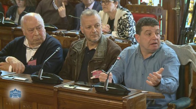 Los representantes vecinales Paulino Álvarez, Diego Arias y Emilio Álvarez este miércoles en la Junta General.