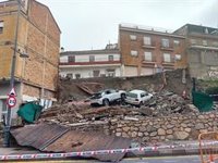 Se desprende una calle en Cenes de la Vega (Granada) afectando a dos coches y una casa prefabricada