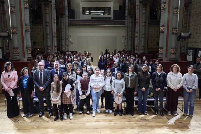 La presidenta Chivite, el consejero García y el consejero Gimeno junto con las científicas y niñas participantes en el evento.