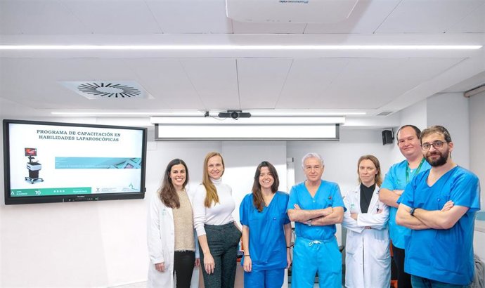 Profesionales sanitarios del Virgen del Rocío utilizan simuladores de vuelo para pilotos en la formación práctica de cirujanos.