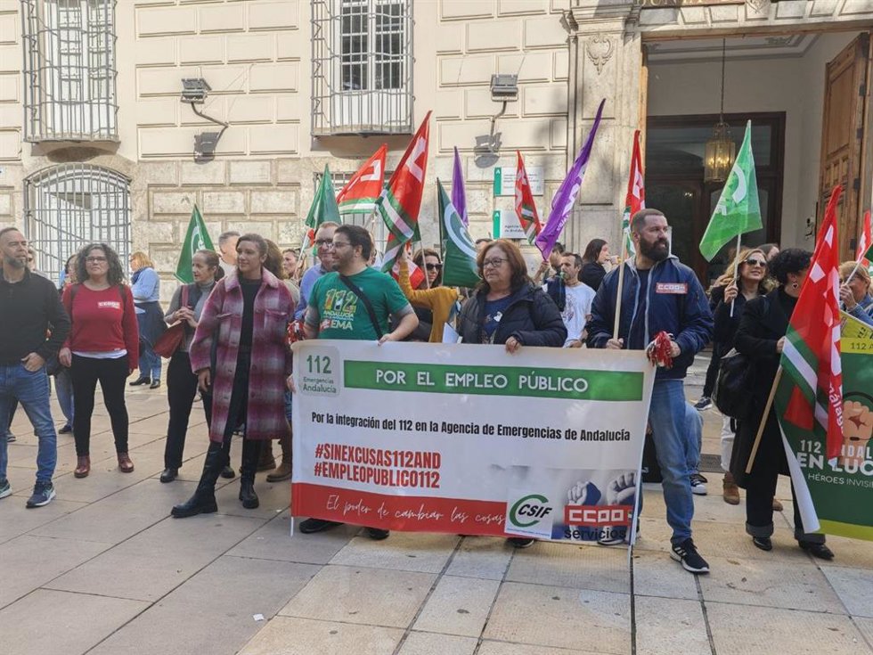 La coordinadora provincial de IU, Toni Morillas, y el candidato de Por Andalucía por la provincia, Ernesto Alba, han mostrado su apoyo a la plantilla del 112 durante la concentración convocada por CCOO en la que han criticado la privatización del servic
