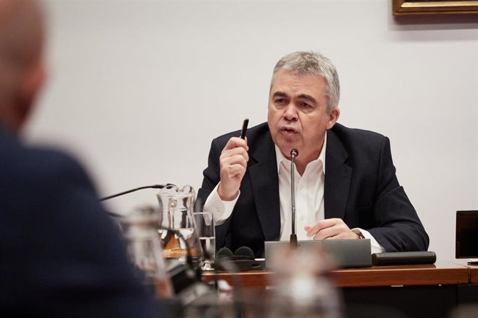 El exsecretario de organización del PSOE Santos Cerdán comparece en la Comisión de Investigación sobre adjudicaciones públicas del Parlamento de Navarra, a 11 de febrero de 2026, en Pamplona, Navarra (España). Cerdán comparece un día después del consejero