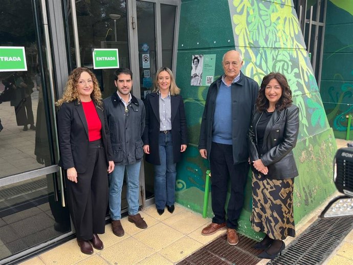 Placa en homenaje a Piedad de la Cierva en la fachada del Museo de la Ciencia y del Agua