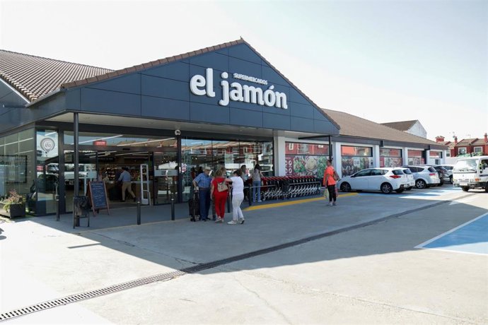 Archivo - Punto de recarga para vehículos eléctricos en Supermercados El Jamón en Andalucía.