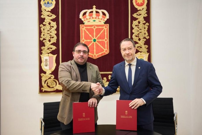 El presidente del Parlamento de Navarra, Unai Hualde, y el rector de la Universidad Pública de Navarra, Ramón Gonzalo
