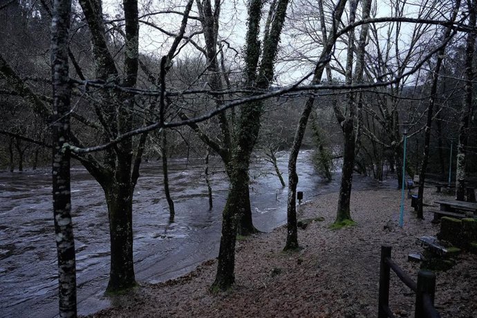 Desbordamiento del río Lérez a su paso por la zona recreativa de Lodeiro en la parroquia de Campo Lameiro, a 26 de enero de 2026, en Campo Lameiro, Pontevedra, Galicia.