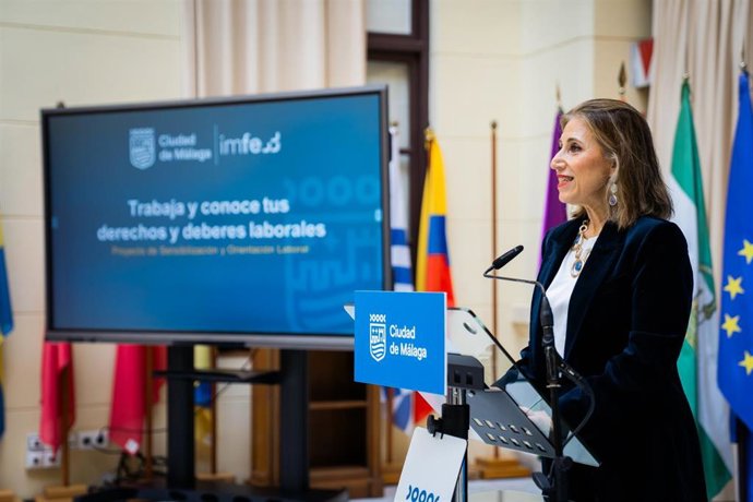 La concejala delegada de Educación y Fomento del Empleo, María Paz Flores, en rueda de prensa