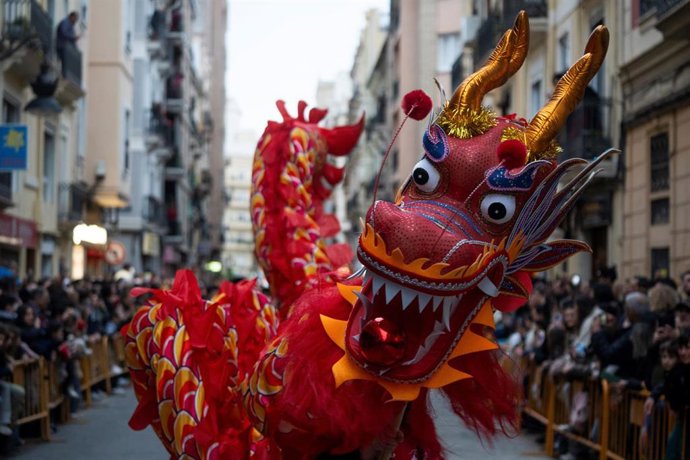 Archivo - Un dragón durante la cabalgata del Año Nuevo Chino