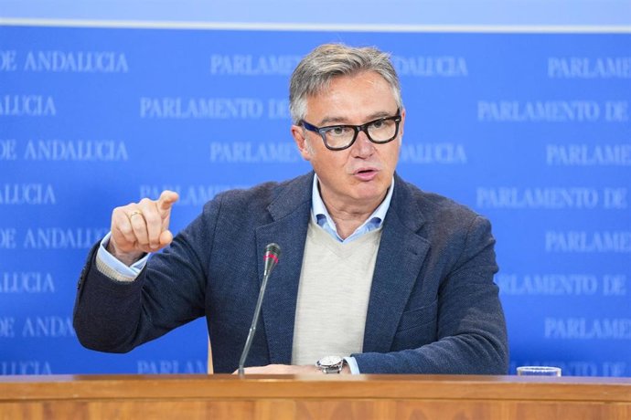 El portavoz del Grupo Parlamentario Vox, Manuel Gavira, durante la ronda de ruedas de prensa de portavoces de los grupos parlamentarios en el Parlamento de Andalucía, a 11 de febrero de 2026 en Sevilla (Andalucía, España). Los portavoces de los grupos par
