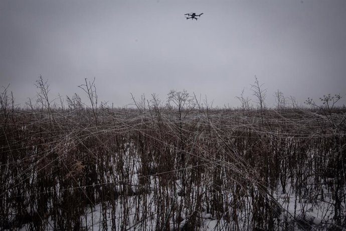 28 de janeiro de 2026, Sumy, Sumy, Ucrânia: Drone de reconhecimento ucraniano em um campo coberto por cabos de fibra óptica para drones na frente de Sumy.