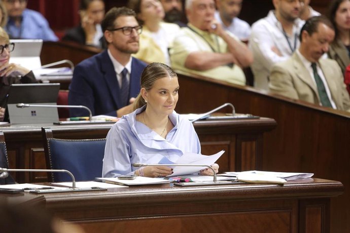 Archivo - La presidenta del Govern balear, Marga Prohens, durante la segunda jornada del Debate de Política General, en el Parlament balear, a 8 de octubre de 2025, en Palma de Mallorca, Mallorca, Baleares (España).