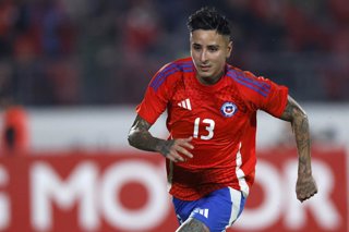 Archivo - Futbol, Chile vs Paraguay. Partido amistoso 2024. El jugador de la seleccion chilena Erick Pulgar es fotografiado durante el partido amistoso contra Paraguay disputado en el estadio Nacional de Santiago, Chile. 11/06/2024 Andres