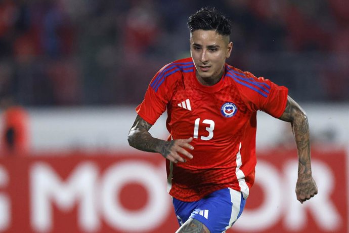 Archivo - Futbol, Chile vs Paraguay. Partido amistoso 2024. El jugador de la seleccion chilena Erick Pulgar es fotografiado durante el partido amistoso contra Paraguay disputado en el estadio Nacional de Santiago, Chile. 11/06/2024 Andres