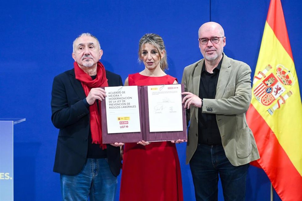 La vicepresidenta segunda del Gobierno y ministra de Trabajo y Economía Social, Yolanda Díaz, firma con los secretarios generales de CCOO, Unai Sordo (d) y de UGT, Pepe Álvarez (i), del Acuerdo de mejora y modernización de la Ley de Prevención de Riesgo