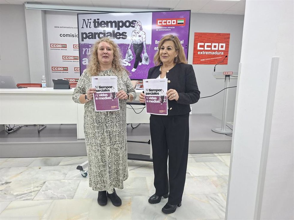La secretaria general de CCOO de Extremadura, María Berrocal, y la secretaria de Mujeres e Igualdad, Lola Manzano, presentan un informe sobre la brecha salarial y las desigualdades laborales entre mujeres y hombres en la región