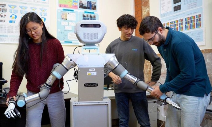 Un robot asistencial de la UC3M aprende a mover sus brazos para poner y quitar la mesa observando a los humanos