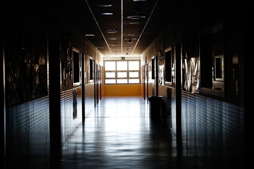 Archivo - Pasillo en el interior de un colegio