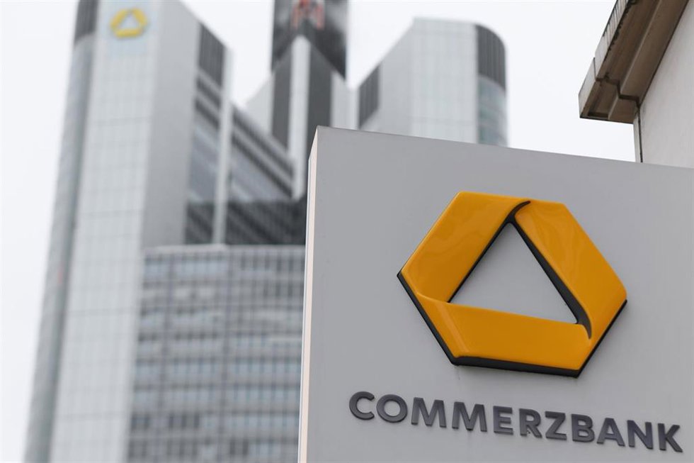 Archivo - FILED - 15 August 2019, Frankfurt/Main: The sign of a Commerzbank branch is attached to a building faade near the Commerzbank headquarters. Commerzbank slipped into the red in the first quarter of 2020 as fears grew over loan defaults due to 