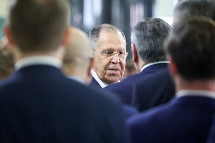 RÚSSIA, MOSCOU - 10 DE FEVEREIRO DE 2026: O ministro das Relações Exteriores da Rússia, Sergei Lavrov (C), participa de uma cerimônia de colocação de coroa de flores nas placas memoriais aos diplomatas russos mortos na Segunda Guerra Mundial e nas repress