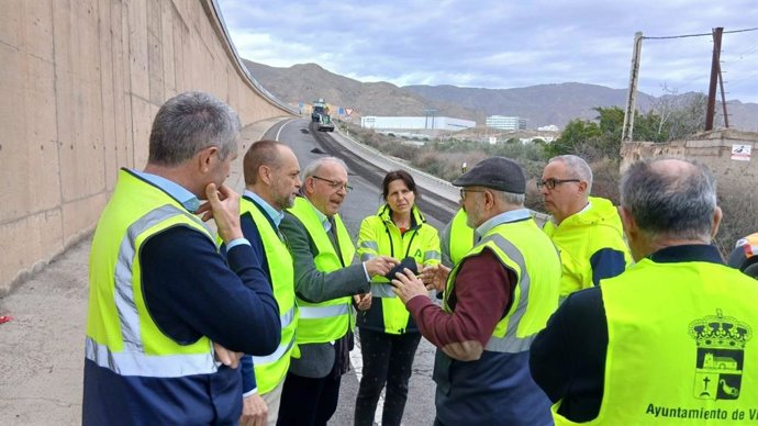Visita institucional a las obras de rehabilitación del firme en el enlace uno de la A-1051, en el término municipal de Vícar (Almería).