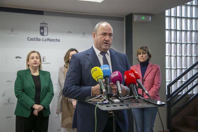 La consejera de Economía, Empresas y Empleo, Patricia Franco; y el consejero de Agricultura, Ganadería y Desarrollo Rural, Julián Martínez Lizán; han presidido la reunión del Observatorio Regional del Impacto de los Aranceles (ORIA).