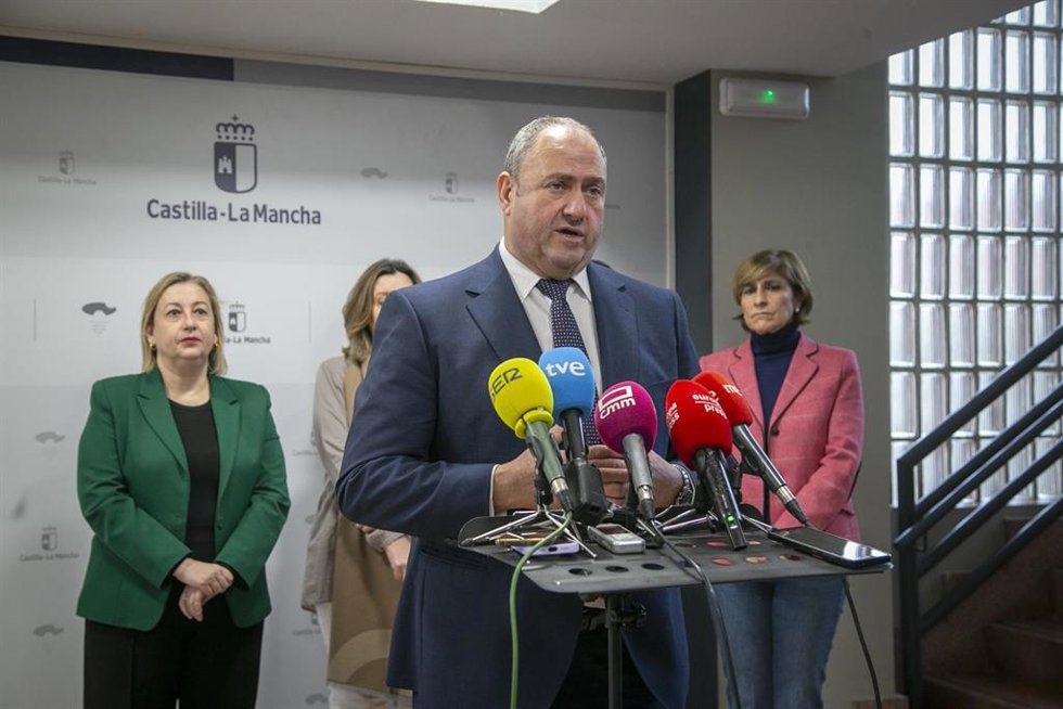 La consejera de Economía, Empresas y Empleo, Patricia Franco; y el consejero de Agricultura, Ganadería y Desarrollo Rural, Julián Martínez Lizán; han presidido la reunión del Observatorio Regional del Impacto de los Aranceles (ORIA).
