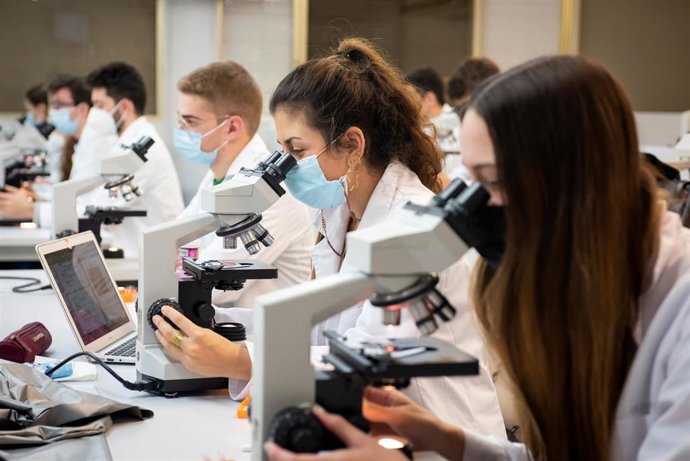 Archivo - Estudiantes de ciencias.