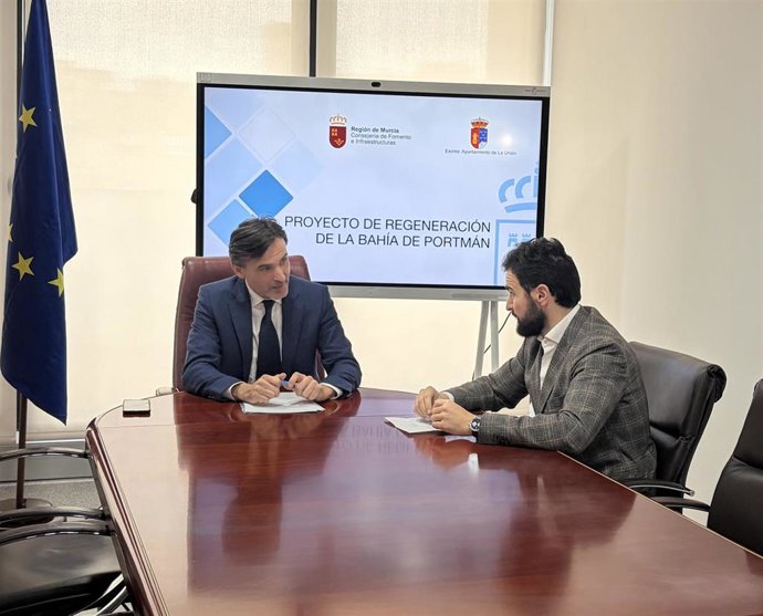 El consejero de Fomento e Infraestructuras, Jorge García Montoro, se reúne con el alcalde de La Unión, Joaquín Zapata, para valorar la última decisión adoptada por el Ministerio de Transición Ecológica y Reto Demográfico sobre la regeneración de Portmán