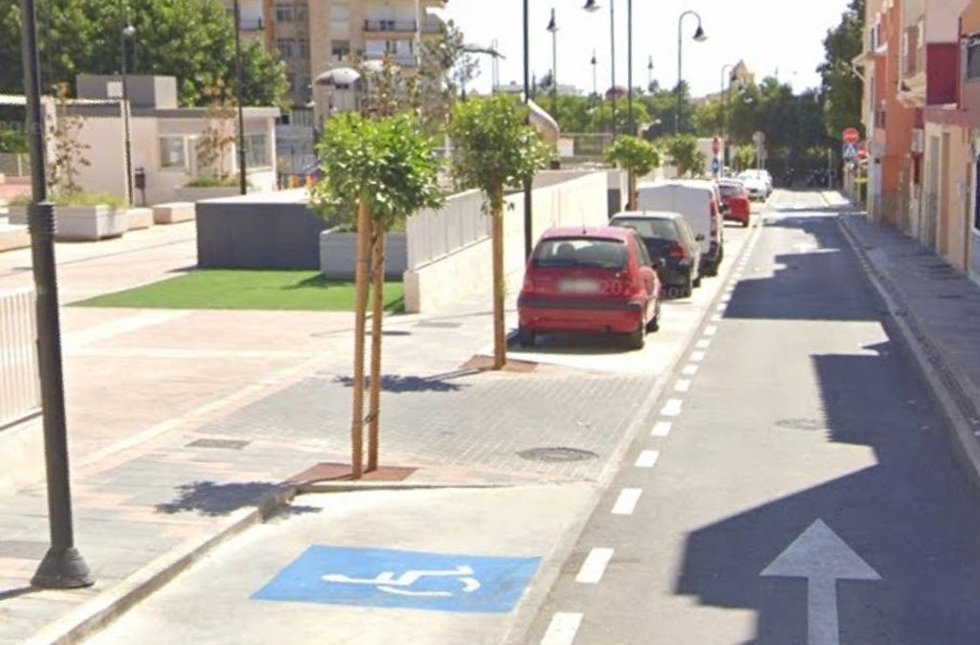 Calle Córdoba, en el núcleo de Las Lagunas, en Mijas, donde la Policía Local detuvo a un conductor por vender cocaína en la vía pública.