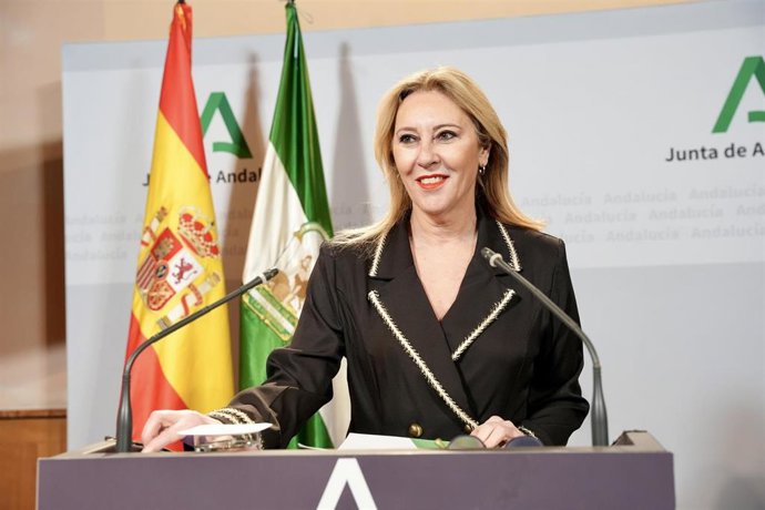 Archivo - La consejera de Economía, Hacienda y Fondos Europeos de la Junta de Andalucía y portavoz del Gobierno, Carolina España, interviene en la rueda de prensa. A 31 de diciembre de 2025, en Sevilla (Andalucía, España). 